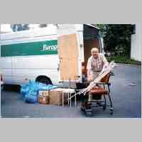 594-1008 August 2004-Karl-H. Staudinger beim Verladen der Krankenhausbetten und anderer Hilfsgueter fuer das Krankenhaus Wehlau.JPG